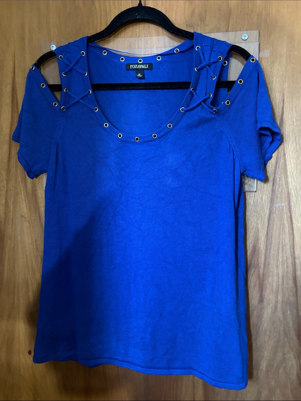 Roz & Ali Women's Blue Cold Shoulder Short Sleeve Grommet Top
